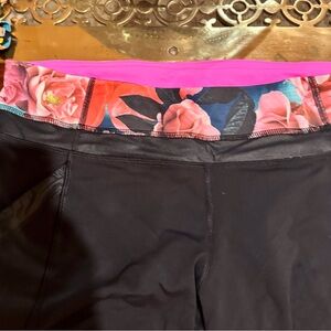 lululemon Chase Me Crop ll Balck/Secret Garden. Size 10